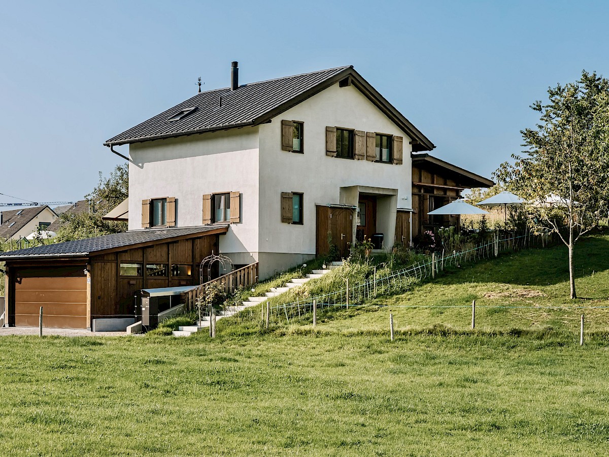 Sicht auf die Einbettung im Hang mit Garage