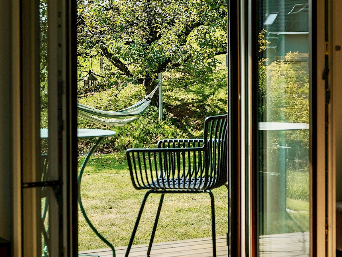 Blick in den Garten vom Wohnzimmer aus