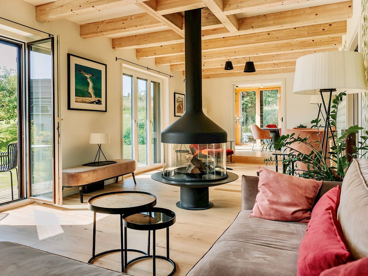 Blick vom Sofa auf Cheminée und Garten