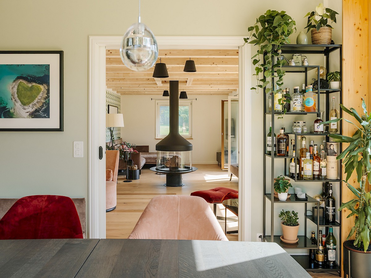 Blick vom Esszimmer in den Wohnbereich mit Cheminée