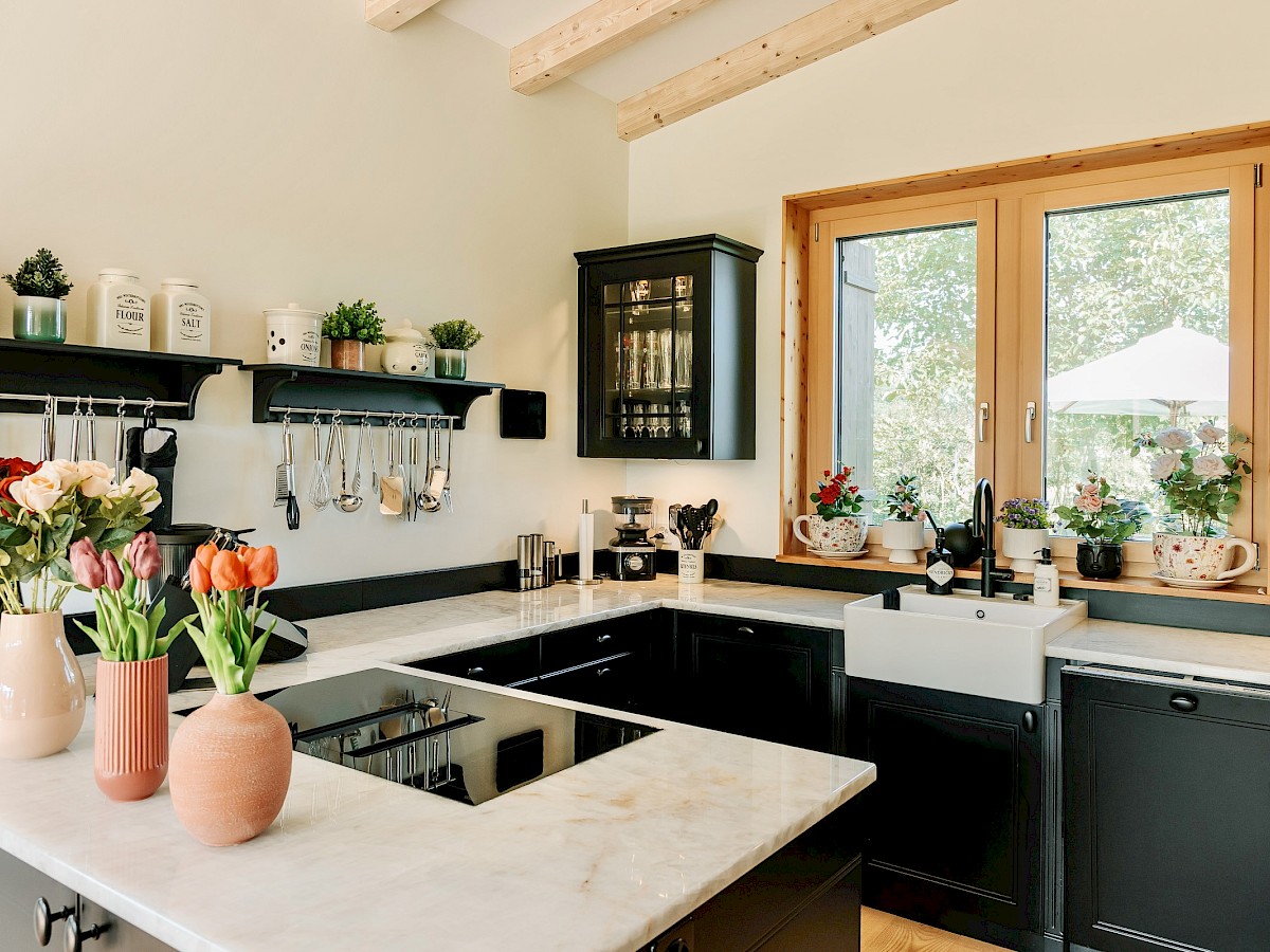 Küche mit Ausblick auf die Nussbäume