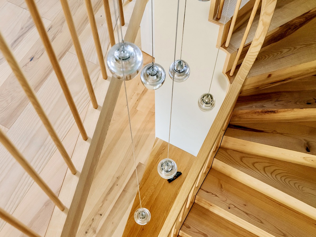 Treppenhaus mit hochwertigen Hängelampen (Hergiswiler Glas)