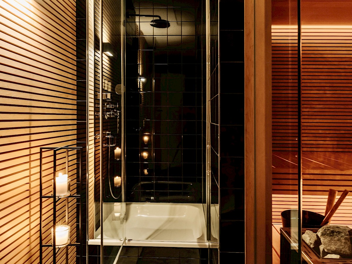 Dusche neben der Sauna