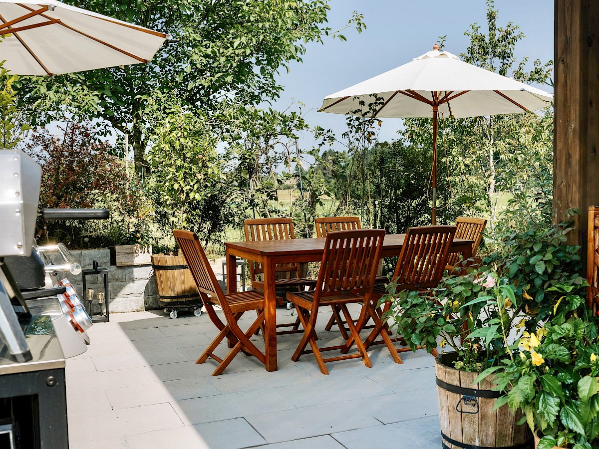 Terrasse und Sitzplatz mit Blick ins Naturschutzgebiet