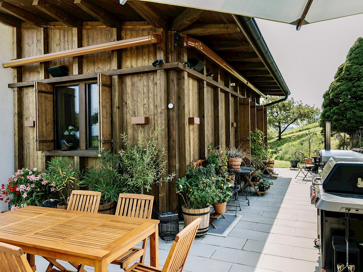 Terrasse und Sitzplatz mit Grill