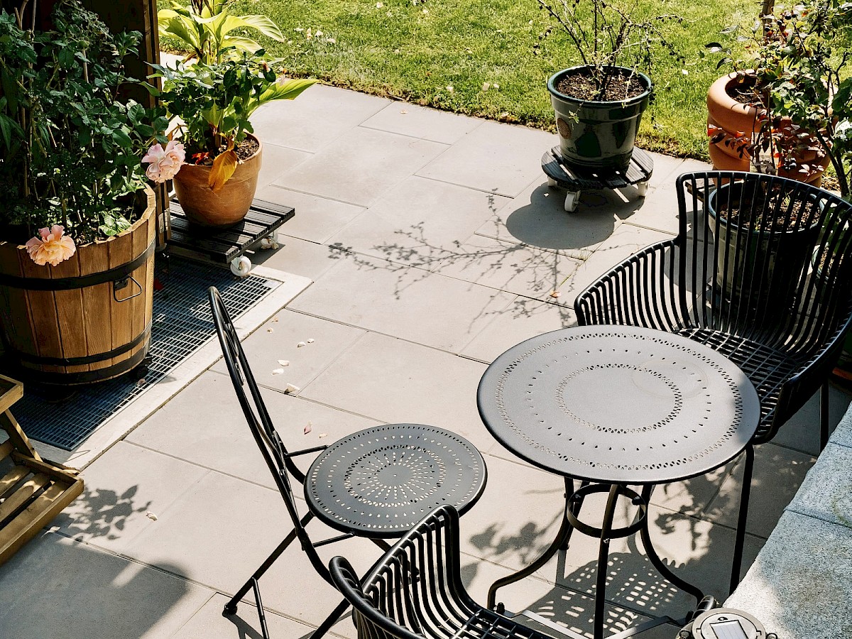 Gemütliches Plätzchen für einen Café mit Morgensonne