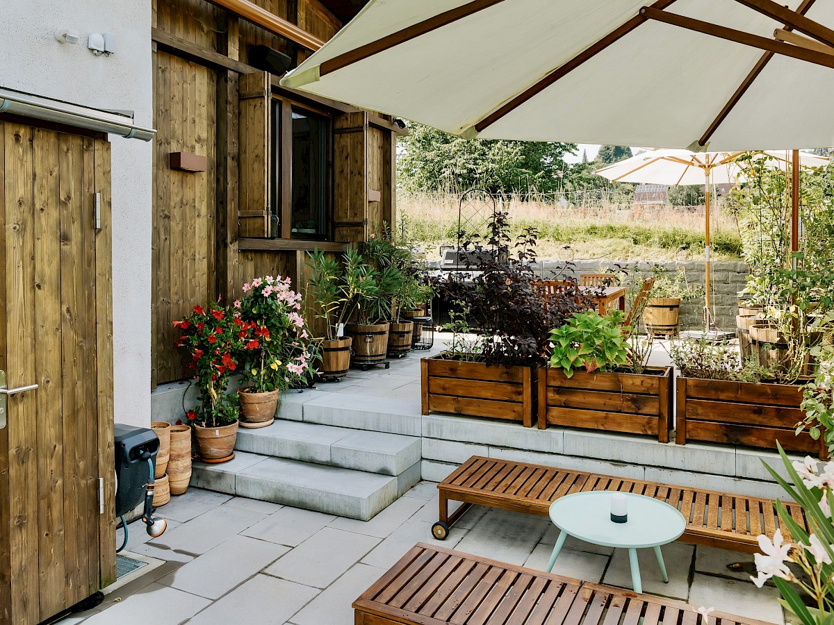 Terrasse mit zwei druckimprägnierten Aussenschränken