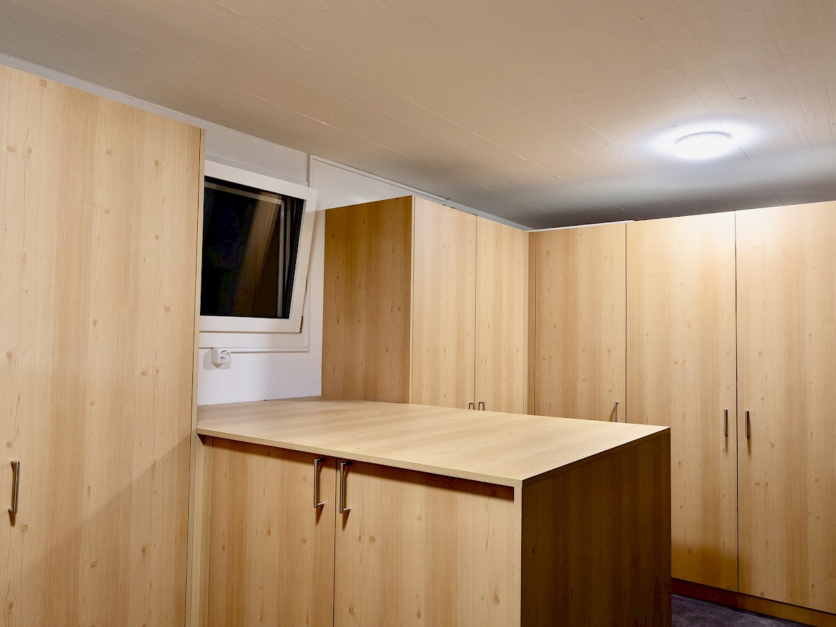 Garderobe mit geräumigen Einbauschränken