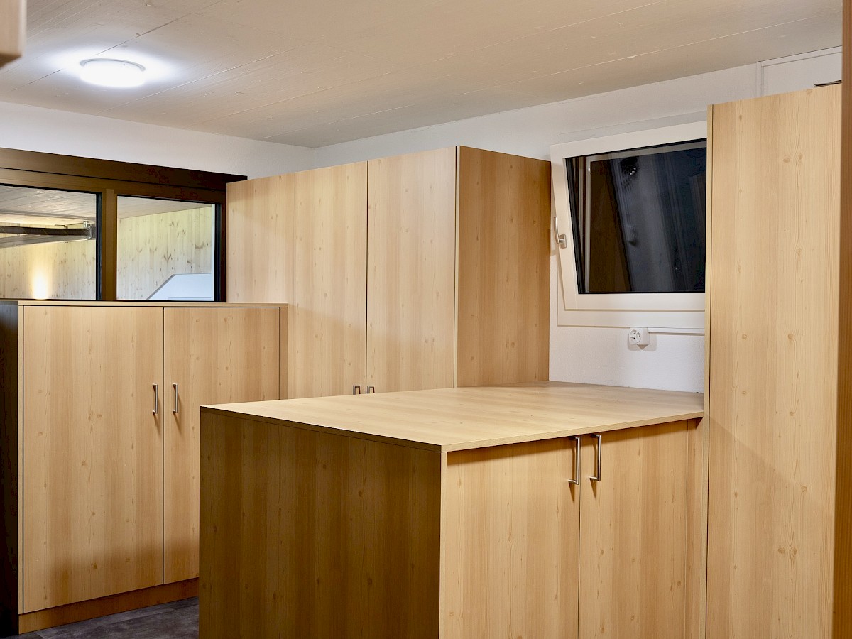 Garderobe mit geräumigen Einbauschränken